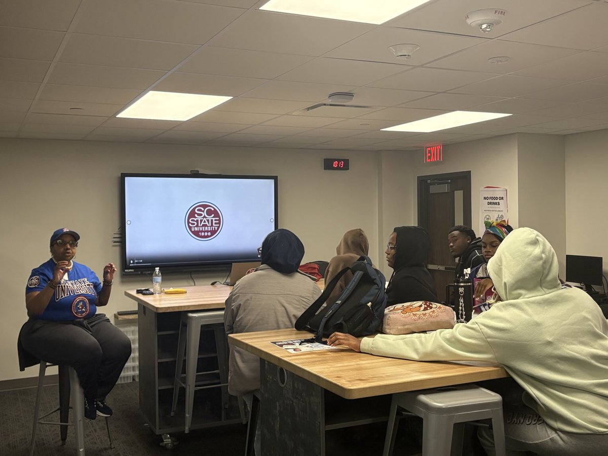 HumbleLib's tweet image. These HHS 🎓💜🐾seniors are meeting with South Carolina State University go Bulldogs 🥰🥰🥰