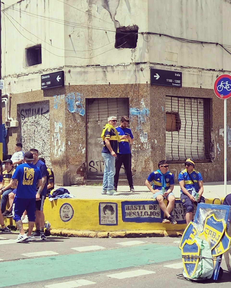 A street party to match the occasion. 🎉

The streets of La Boca thronged 5 hours before the game 💙💛

Superclásico build-up