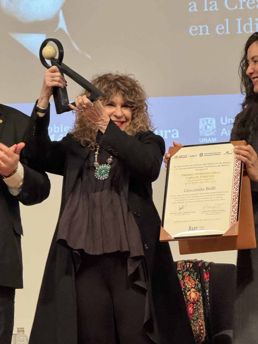 Hoy, Fuentes "estaría espantado ante la deriva tiránica" del régimen de Ortega y su mujer Rosario Murillo, dijo Belli. Y ni su imaginación infinita podría haber vislumbrado que ella vendría ahora a México a recibir este premio "luego de haber sido despatriada, confiscada y