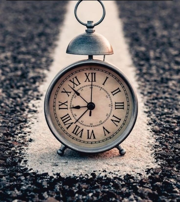 वक्त वक्त की बात है....

सबसे महत्वपूर्ण होता है वक्त 
कल पंखे सगे थे और 
आज कम्बल अपना लगने लगा है...!!