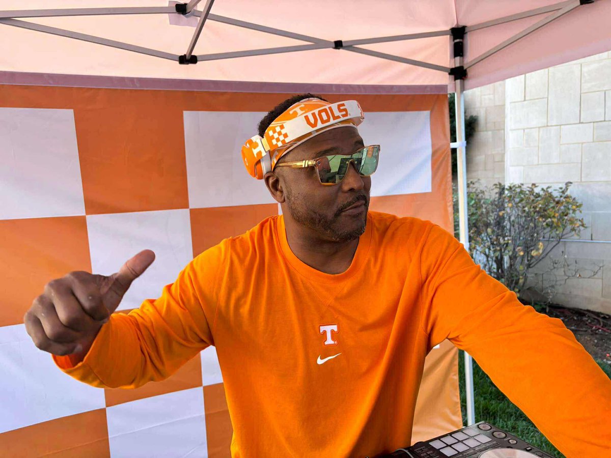 SterlThePearl16's tweet image. This guy&apos;s gonna be at Neyland this Saturday, how bout you?? 🍊

#sterlthepearl #djsterlthepearl #collegefootball #utfootball #volfootball #ut #vols #govols #gbo #vfl