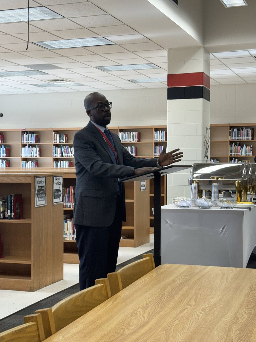 drjbg3's tweet image. Thank you to @NRWarriors for hosting the @SufVAschools take your legislator to school day today. Thank you to Mr. Bennett and Mr. Rector for participating and to our schools board members who attended. The student leaders did a tremendous job!!! #SPSCreatesAchievers