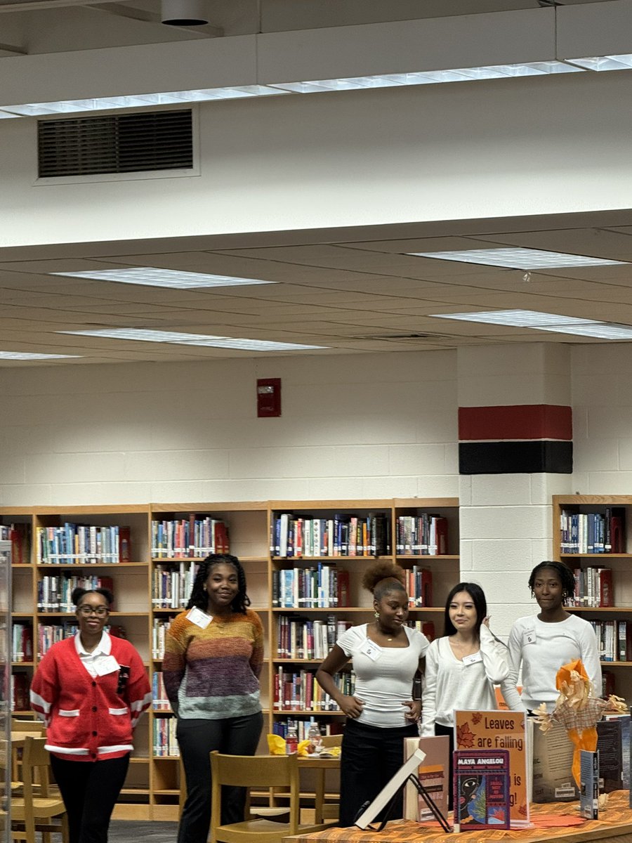 drjbg3's tweet image. Thank you to @NRWarriors for hosting the @SufVAschools take your legislator to school day today. Thank you to Mr. Bennett and Mr. Rector for participating and to our schools board members who attended. The student leaders did a tremendous job!!! #SPSCreatesAchievers