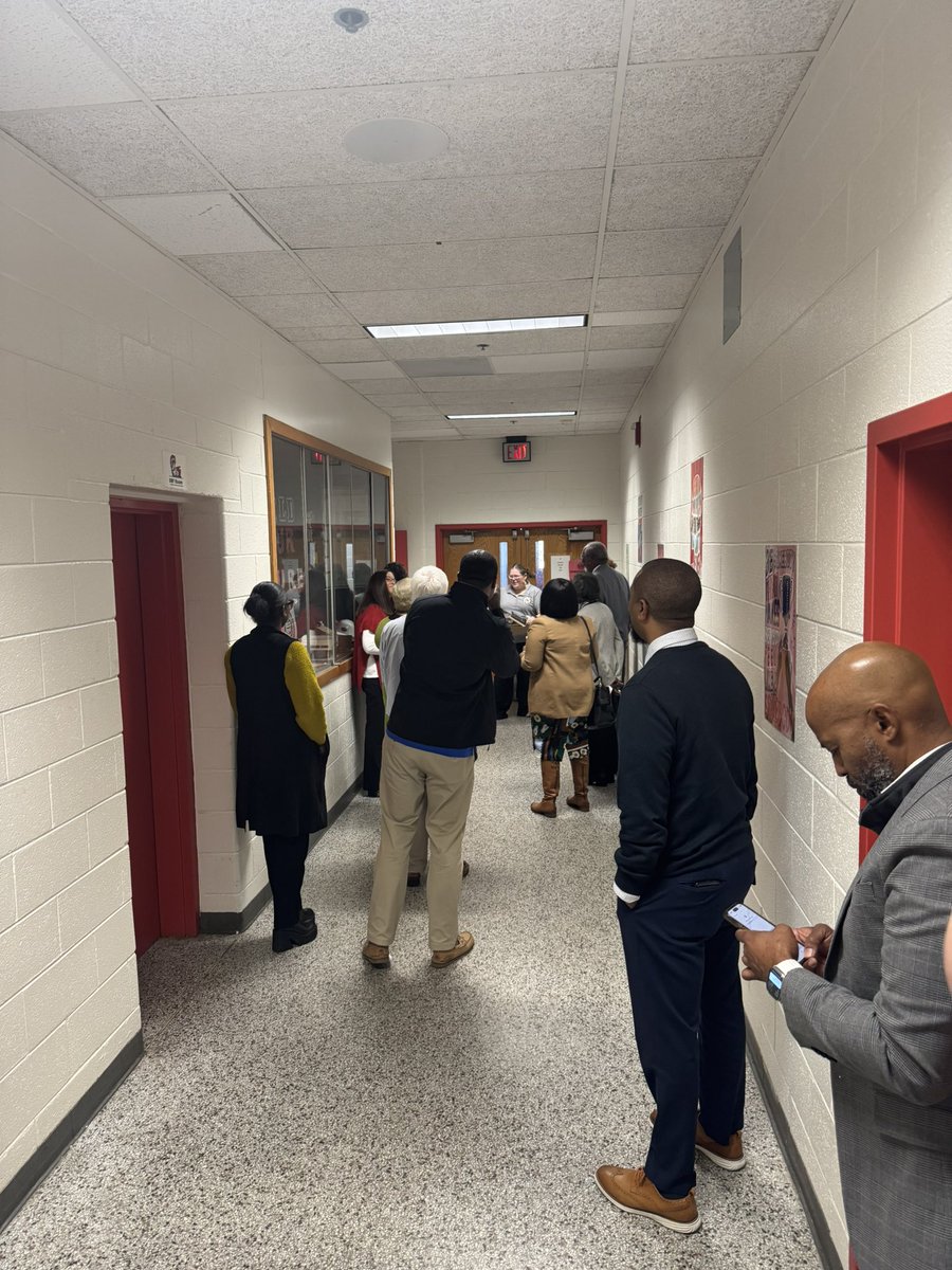 drjbg3's tweet image. Thank you to @NRWarriors for hosting the @SufVAschools take your legislator to school day today. Thank you to Mr. Bennett and Mr. Rector for participating and to our schools board members who attended. The student leaders did a tremendous job!!! #SPSCreatesAchievers