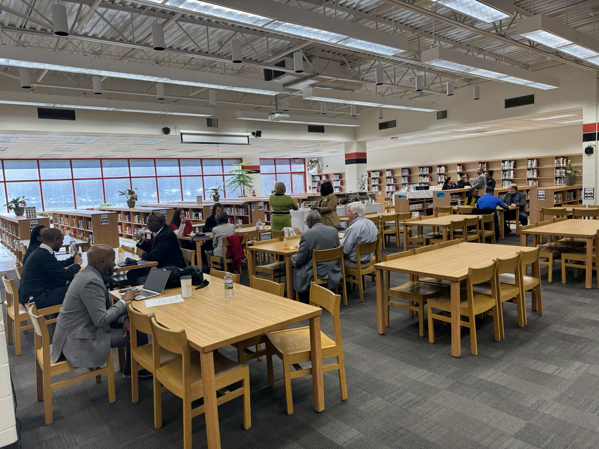 drjbg3's tweet image. Thank you to @NRWarriors for hosting the @SufVAschools take your legislator to school day today. Thank you to Mr. Bennett and Mr. Rector for participating and to our schools board members who attended. The student leaders did a tremendous job!!! #SPSCreatesAchievers