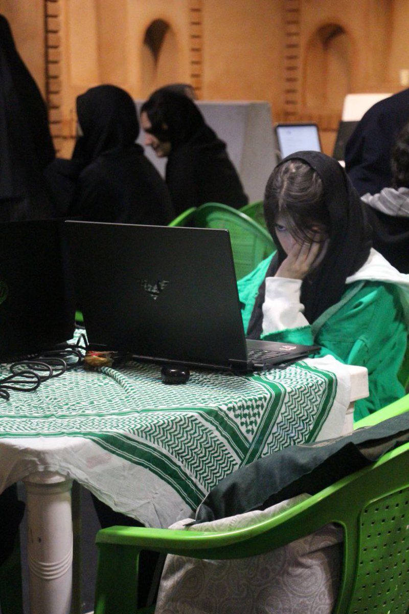 همه سخت مشغول اند 😊
#رویداد_پایتخت
#رویداد14