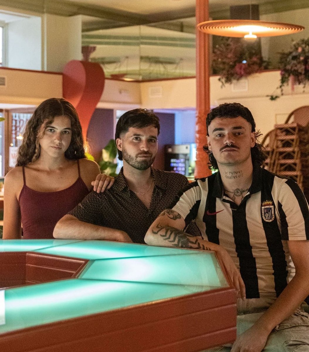 Desde Badajoz llega 'Estanco72' con su fusión de pop, R&amp;B y electrónica 🎤⚡ Presenta ‘El Dorado’ el jueves 13 en La Santa y telonean a ‘Sanguijuelas del Guadiana’ en Cáceres el 15. ¡Una propuesta musical fresca y elegante! 🎶 #Estanco72 #MúsicaExtremadura
grada.es/estanco72-cons…