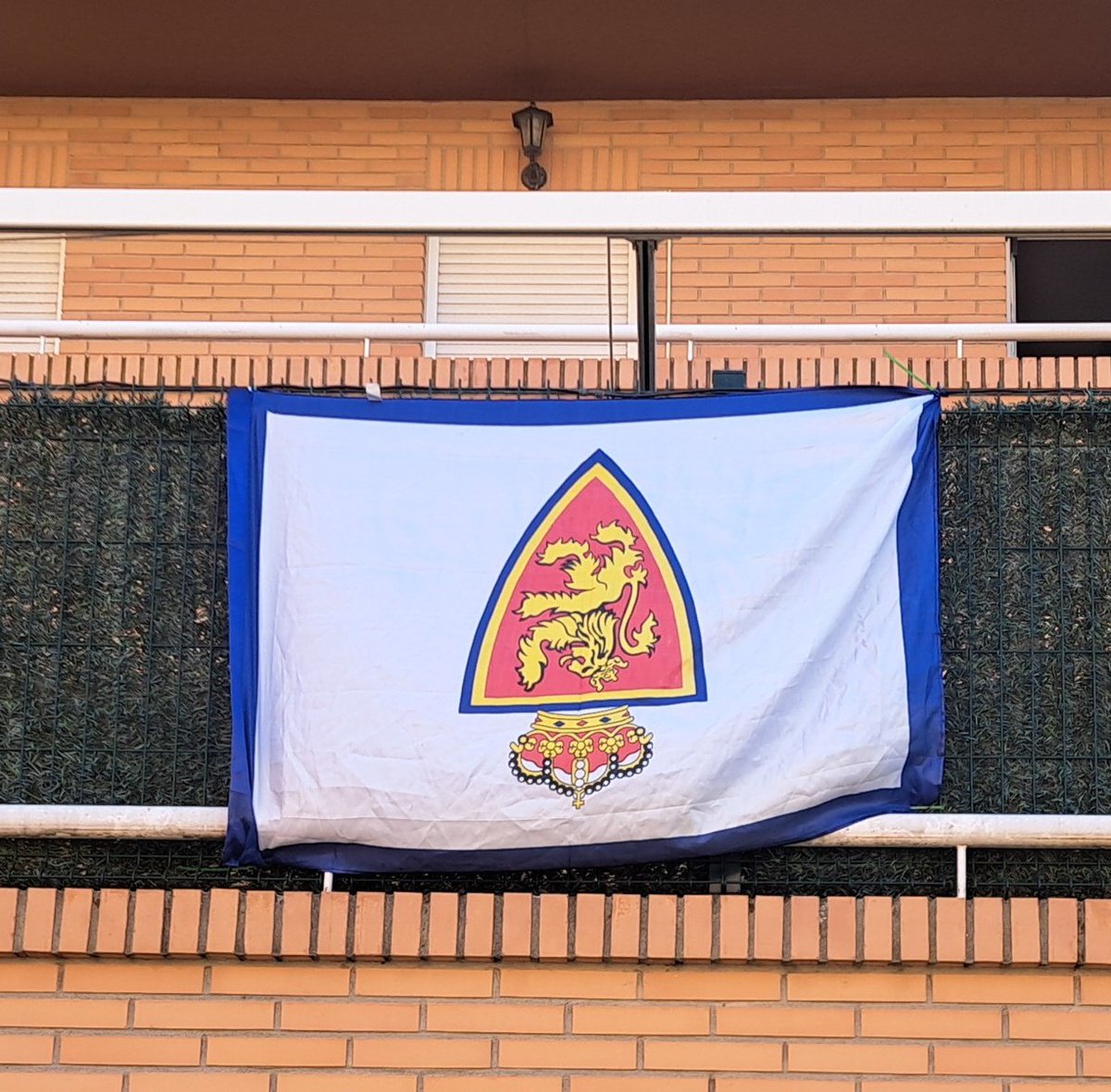 Ya vale de mirar hacia otro lado, ya está bien. Exigimos actuaciones y responsabilidades, ya!!!. Esta es hoy mi bandera, pidiendo auxilio y como mi bandera cientos de miles de corazones.

Sin siglas y sin medallas, salvemos al <a href="/RealZaragoza/">Real Zaragoza</a> 

#mibalcon #cuelgalatuya