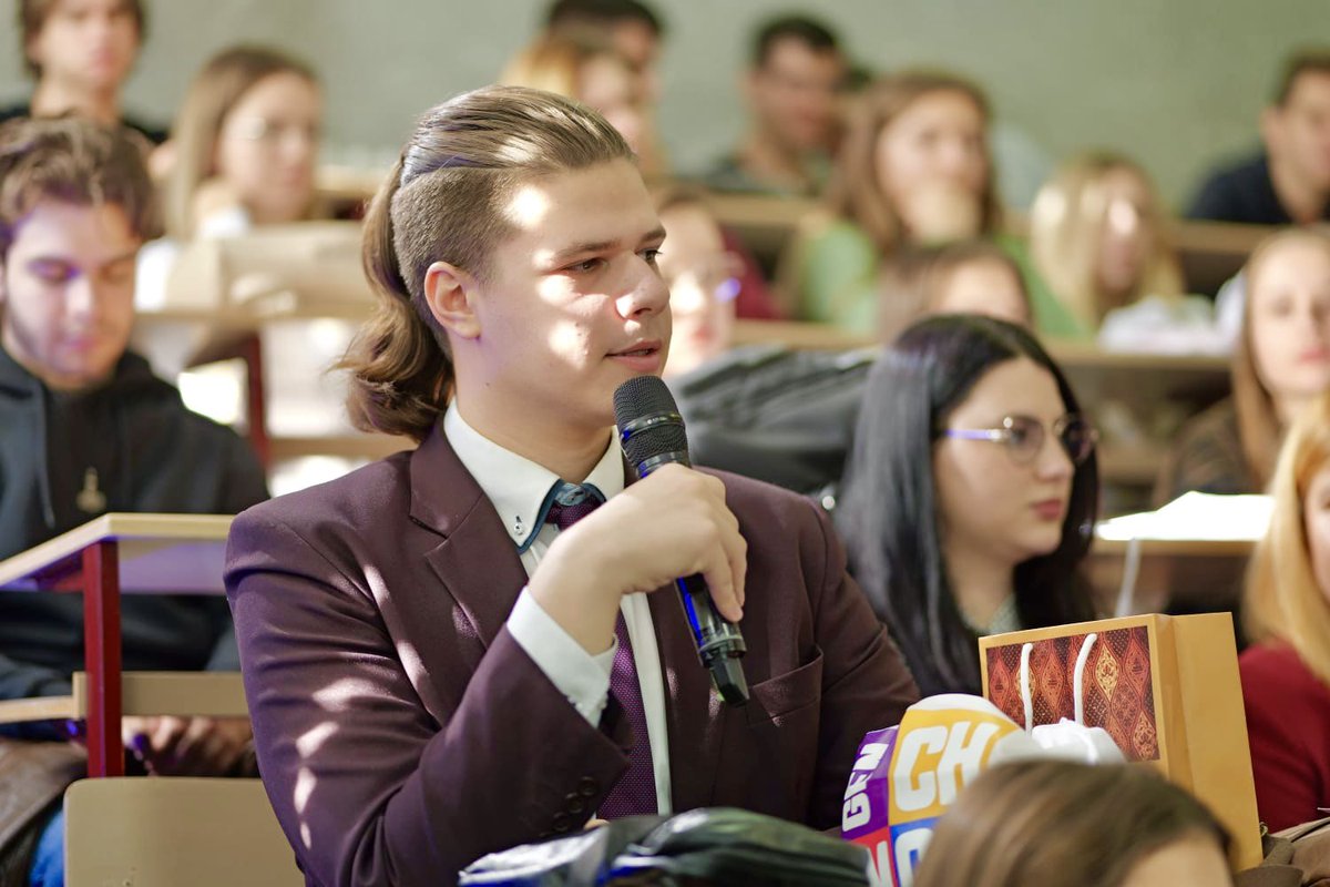 Bosnia and Herzegovina's young people are the generation that can deliver change and will benefit most from progress on the EU path. It is always a pleasure to speak with them. 

Today, in Tuzla, together with the Ambassadors of 🇩🇰🇩🇪🇬🇷🇨🇵🇸🇪 and experts we had a great discussion