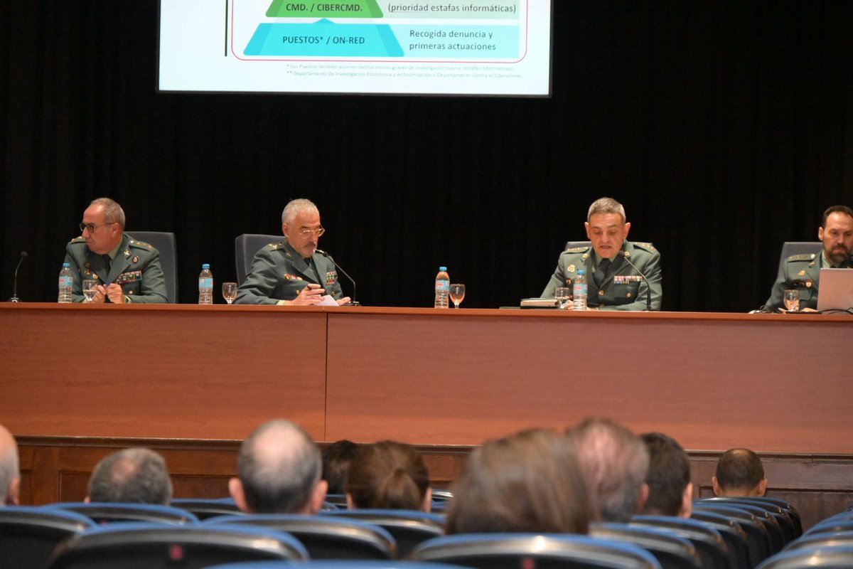 guardiacivil's tweet image. La @guardiacivil ha mantenido un encuentro con entidades financieras para profundizar en las nuevas herramientas puestas en marcha por la institución, como es la denuncia telemática completa, donde  casi la mitad de las denuncias recibidas lo son por estafas bancarias. 

Gracias…