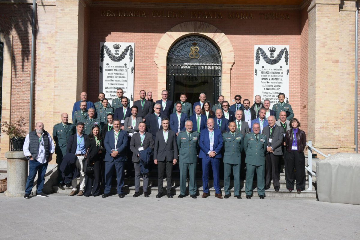 guardiacivil's tweet image. La @guardiacivil ha mantenido un encuentro con entidades financieras para profundizar en las nuevas herramientas puestas en marcha por la institución, como es la denuncia telemática completa, donde  casi la mitad de las denuncias recibidas lo son por estafas bancarias. 

Gracias…