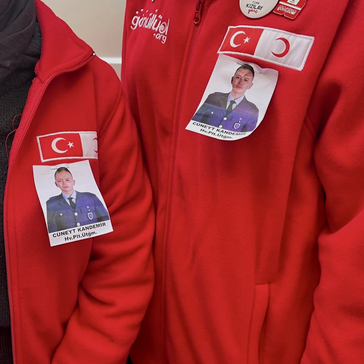 🇹🇷 Üsteğmen Cüneyt Kandemir

Kahraman şehidimizin evinde gönüllülerimizle birlikte taziyede bulunduk.

Vatanı için canını feda eden Üsteğmen Cüneyt Kandemir’i minnet ve saygıyla anıyoruz. 

Ruhu şad olsun.