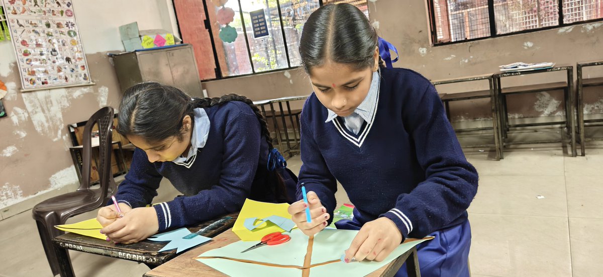 gmhs42's tweet image. Students of GMHS 42B participated enthusiastically in a Kite Making Activity 🪁 showcasing creativity, colour, and joy. The vibrant kites symbolized freedom, imagination, and festive spirit. 
#CreativeKids #LearningWithFun 
@SchoolEduChd 
@chandigarh_admn 
@DselEduMinistry