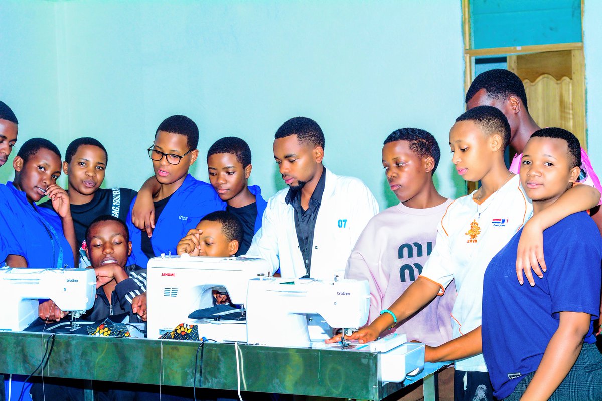 etefop_tssr's tweet image. Today, November 12, 2025, Level 4 students from the Fashion Design Department continued their practical session &quot;On how to use embroidery machines, with a particular focus on computerized embroidery machines&quot;.

#EmbroideryMachine
#ComputingDesign

#Fashion
#DesignStyles