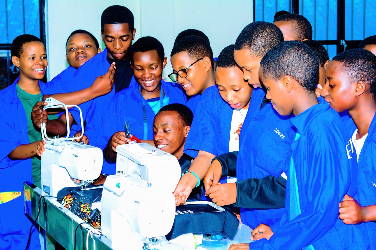 etefop_tssr's tweet image. Today, November 12, 2025, Level 4 students from the Fashion Design Department continued their practical session &quot;On how to use embroidery machines, with a particular focus on computerized embroidery machines&quot;.

#EmbroideryMachine
#ComputingDesign

#Fashion
#DesignStyles