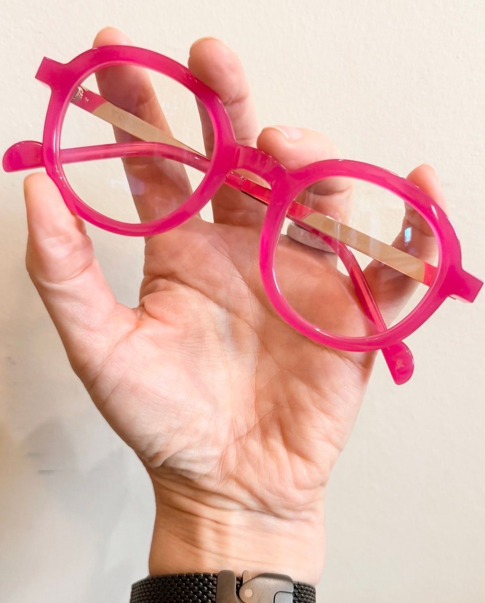 This AMAZING, bright pink frame by #TreeSpectacles is new in at the Llanishen practice and we LOVE it!

Pop in and try on the other fabulous frames in this luxurious, avant-garde range. 🥰