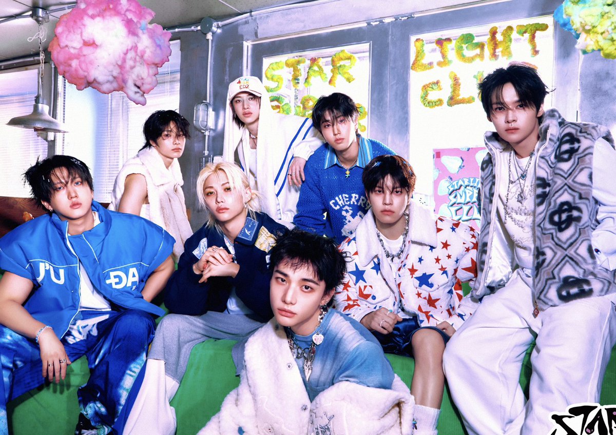 hjsmjs_'s tweet photo. The idol                                                    The fandom https://t.co/R9yi3OsCQa