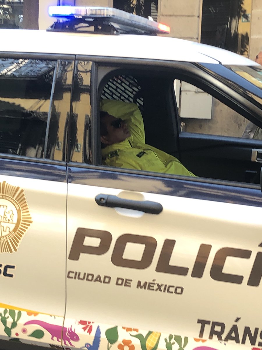 rarc1953's tweet photo. VIGILANCIA MARAVILLOSA. Camioneta machuchona. Pero siguen los baches.. #Embrujada https://t.co/e8KNVPCPmz
