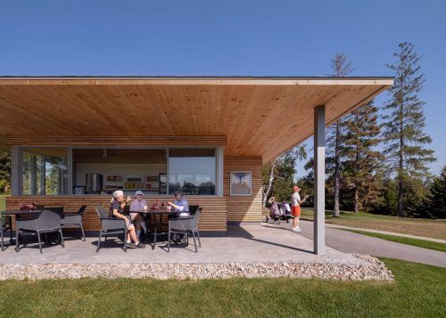 ConstructCanMag's tweet image. Natural wood-clad golf pavilion boasts geometric form buff.ly/mzzwvBI #golfpavilion #ontario #toronto #wood