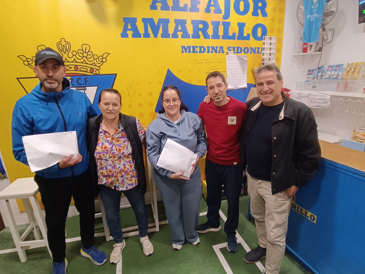 AlfajorAmarillo's tweet photo. En La tarde de hoy a llevado a cabo la entrega del dinero recaudado del gran alfajor solidario a las diferentes asociaciones, un año más la peña cadista el alfajor amarillo sigue con la solidaridad y el compromiso con las asociaciones, peñas y hermandades del municipio https://t.co/7cjrkWEa8B