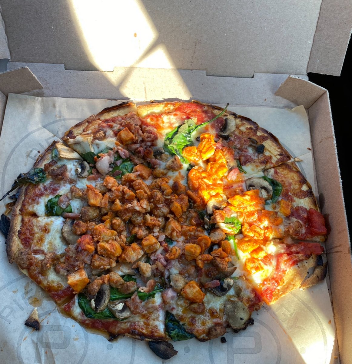 katscode's tweet image. doesn’t this pizza look like stewie