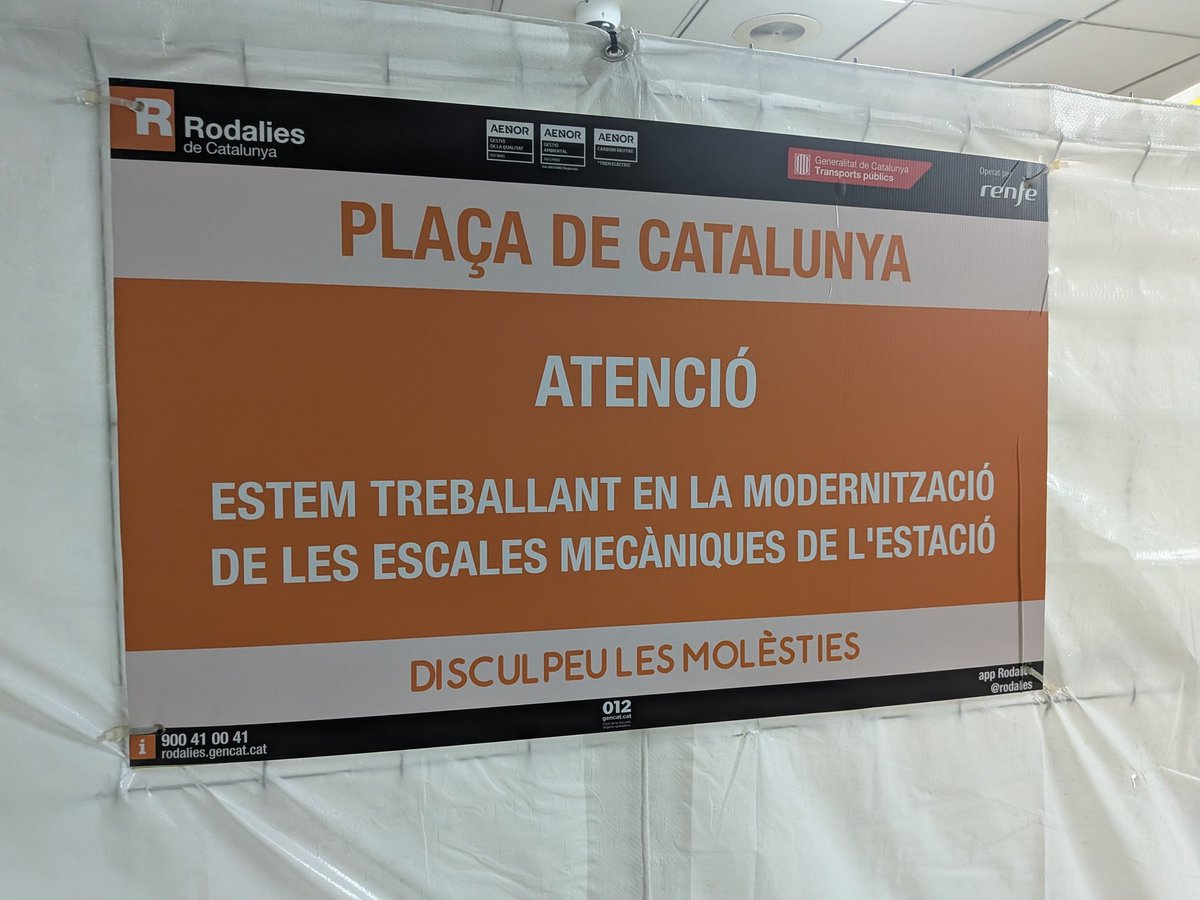 Ironía de <a href="/rodalies/">Rodalies Catalunya</a> ; Modernització de les escales mecàniques” → Traducció: fa mesos que no van ni per miracle