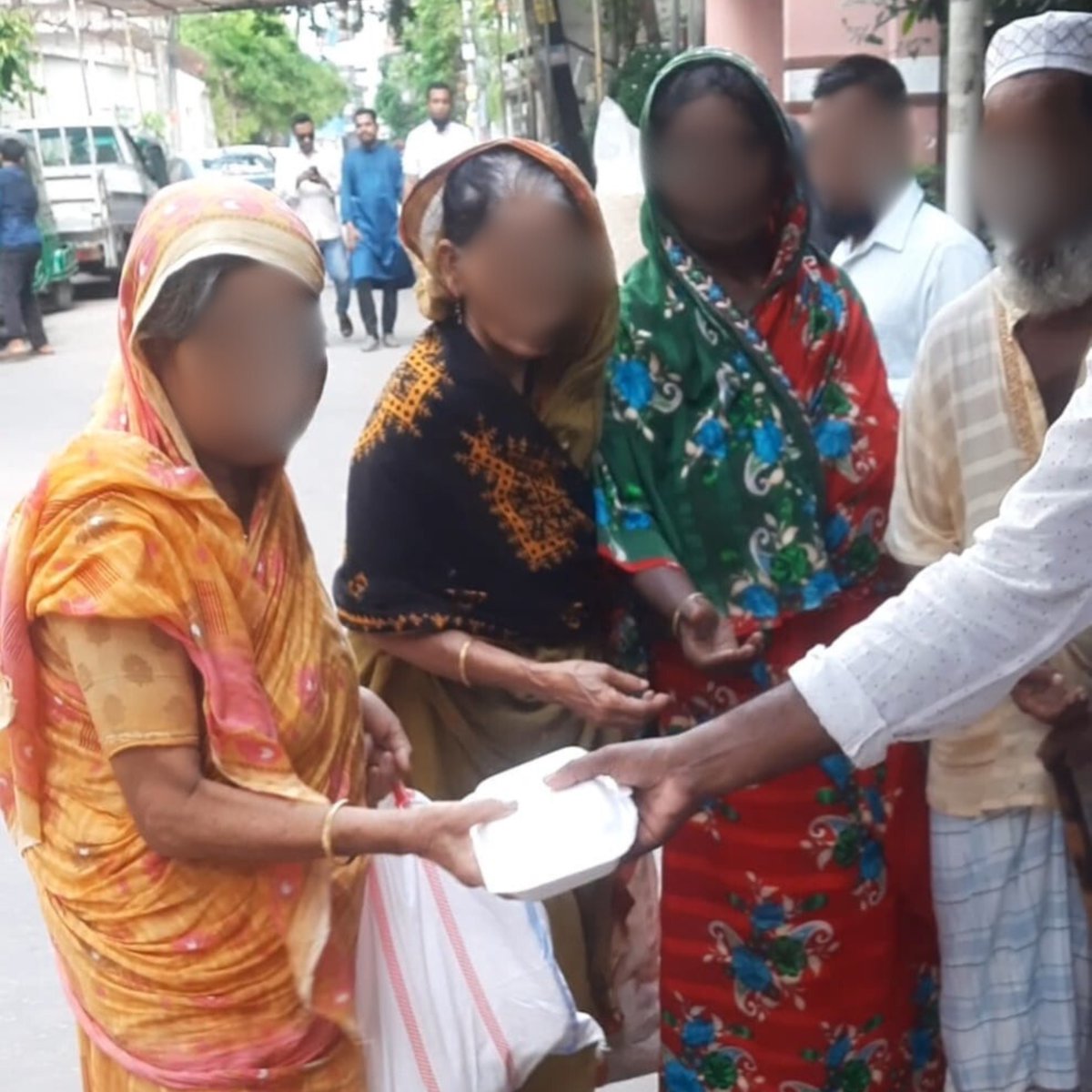 TheLeafProject_'s tweet photo. Through a collaboration between The Leaf Project and Feeding Bangladesh Project, we aimed to connect compassion for nature with compassion for people. This initiative brought together two youth-led organizations dedicated to creating a kinder, more sustainable Bangladesh. https://t.co/8qRtXpG9aT