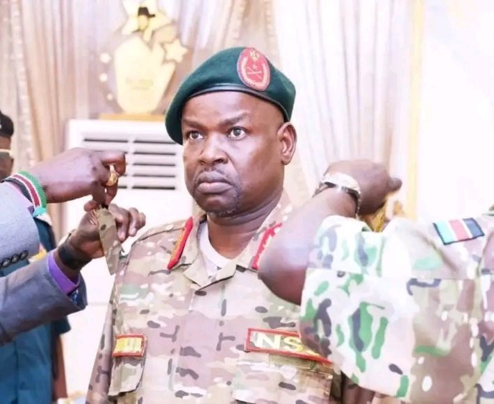 DanielGarang9's tweet image. He was once a powerful general.

Loyalists still can’t believe he’s been demoted to private and dismissed from National Security Service.

Kiir gives, Kiir takes ✍️