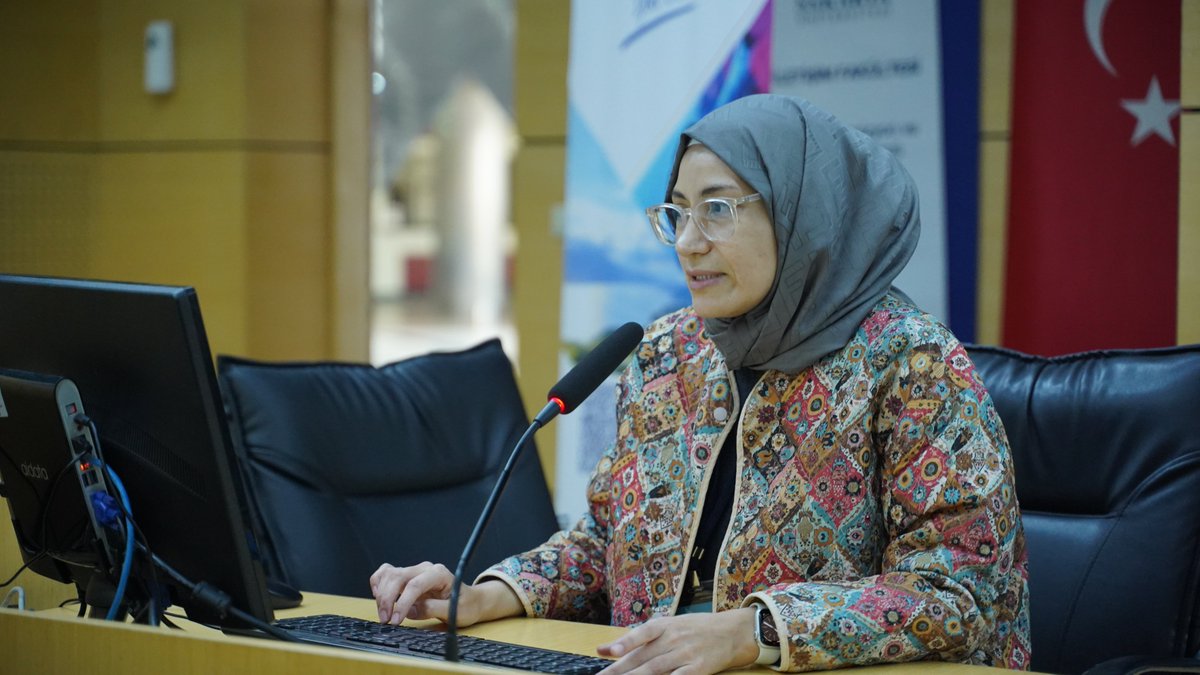 IletisimIcoms's tweet photo. 📢 #ICOMS2025 | Dr. Öğr. Üyesi İsmail Kurtuldu moderatörlüğünde gerçekleşen oturumda, yeni medyada dezenformasyon, söylem analizi, diaspora kimliği, çevre haberciliği ve toplumsal cinsiyet temsilleri konuları ele alındı.
#ICOMS #İletişimBilimleri #MedyaÇalışmaları
@Tubitak https://t.co/b9x4HX8LHK