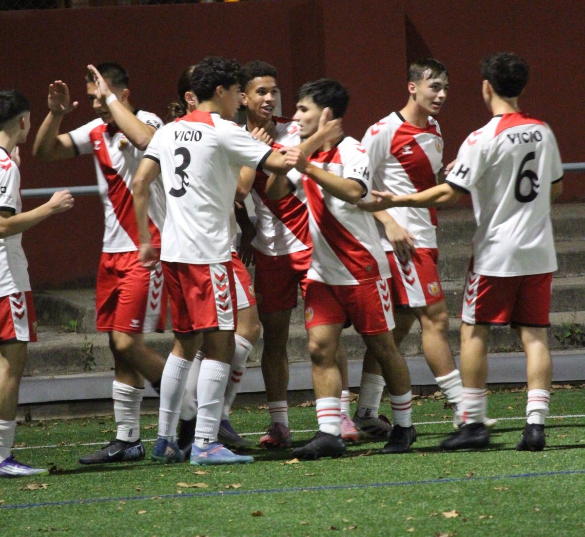 [MARCADOR]

🏆 Preferent Juvenil | J6 *Partit pendent
✅️ <a href="/racingsarriacf/">Racing Sarria CF</a> 1-1 JB
⚽️ Biel

Avui s'han disputat els 8 minuts pendents, més l'afegit, i sense novetats en el marcador. Amb aquest punt el conjunt de <a href="/DanieGonzalez21/">Daniè Gonzalez</a> és colíder amb 19 punts.

#SomhiHospi #SomFutur⚪️❤️