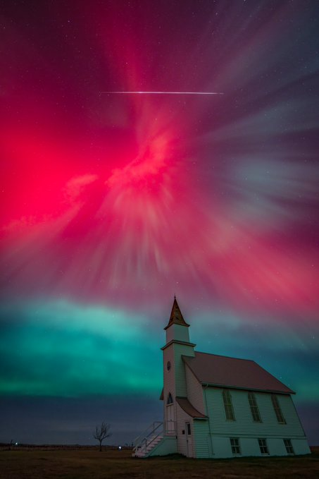JesusSavesUs777's tweet image. Beautiful church basking in the Northern Lights.