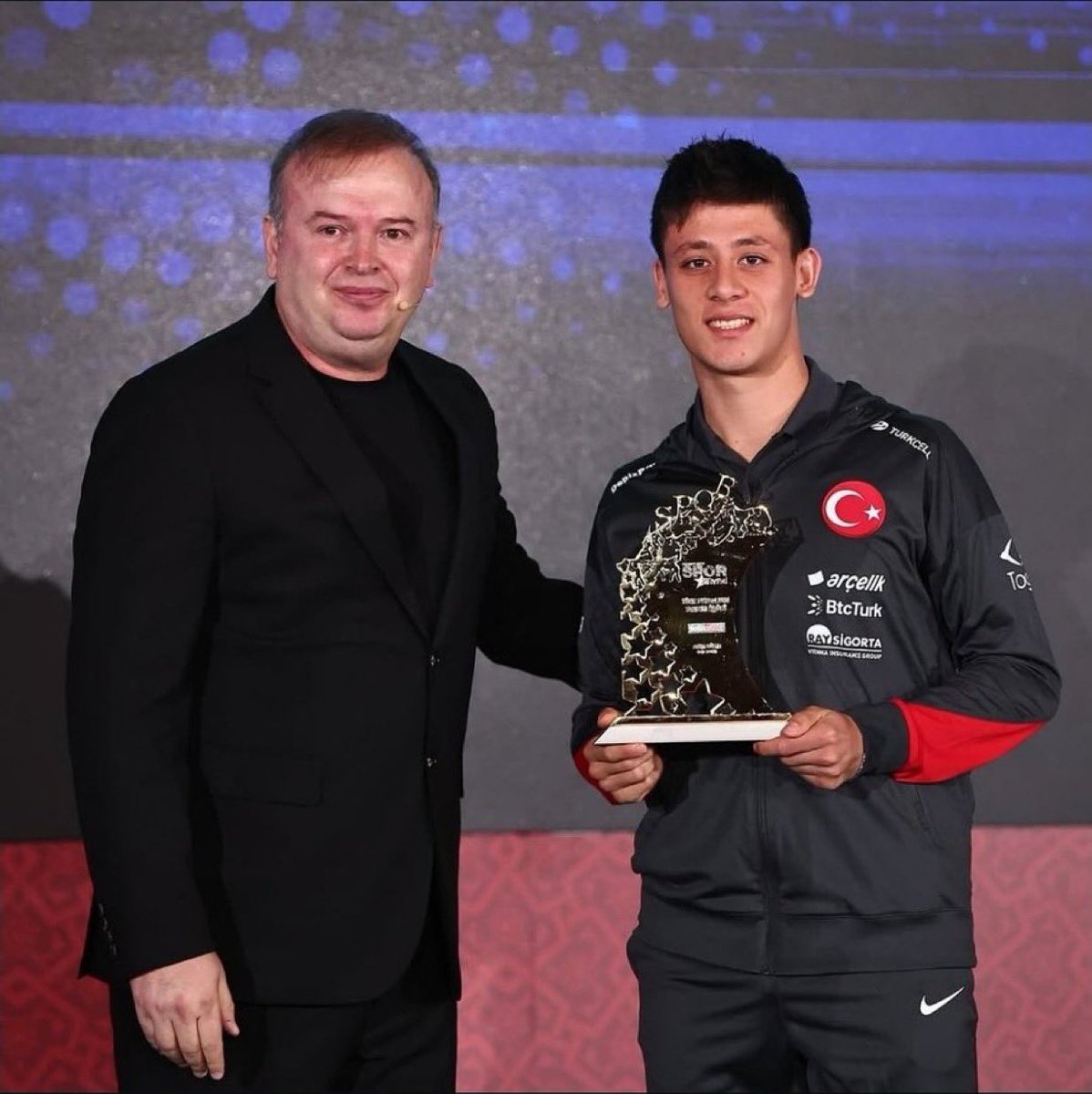 غولير يحصل على جائزة أنعم لاعب في تركيا :