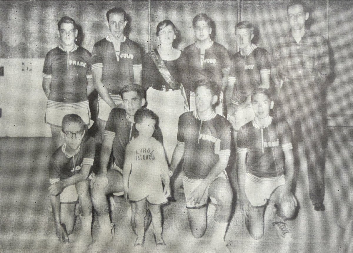ricardoolivenc1's tweet photo. Foto de juventud de Roy Brown (De pie, segundo de derecha a izquierda) durante sus tiempos como atleta de la Academia del Perpetuo Socorro. San Juan, Puerto Rico. 1960 https://t.co/3jCQPqpsTk