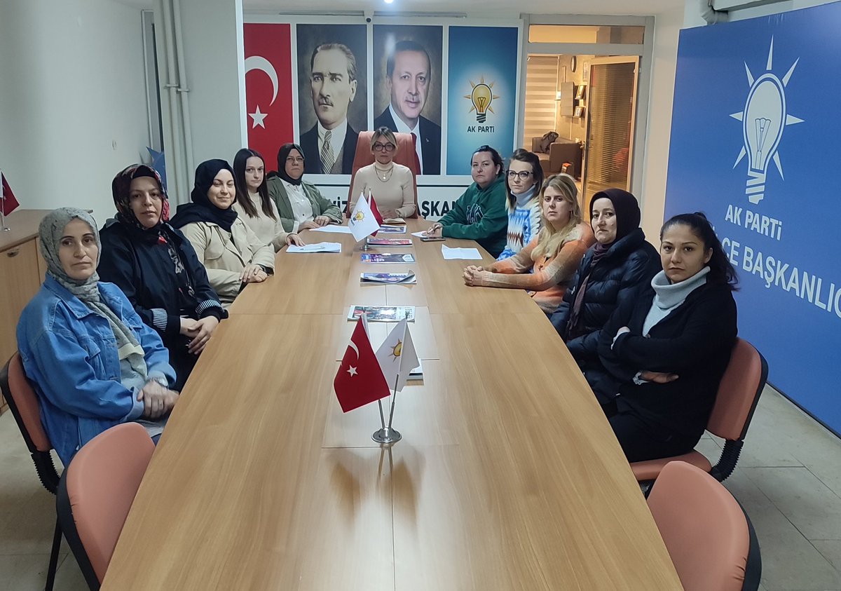Ak Parti Vize Kadın Kolları İlçe Yönetim Kurulu olarak  haftalık toplantımızı  gerçekleştirerek .Birim Başkanlarımız ile  teşkilat çalışmalarımızı planladık. Biriz beraberiz.Teşkilatımız olarak da Şehitlerimize rahmet, kıymetli ailelerine sabırlar diliyoruz🤲🇹🇷