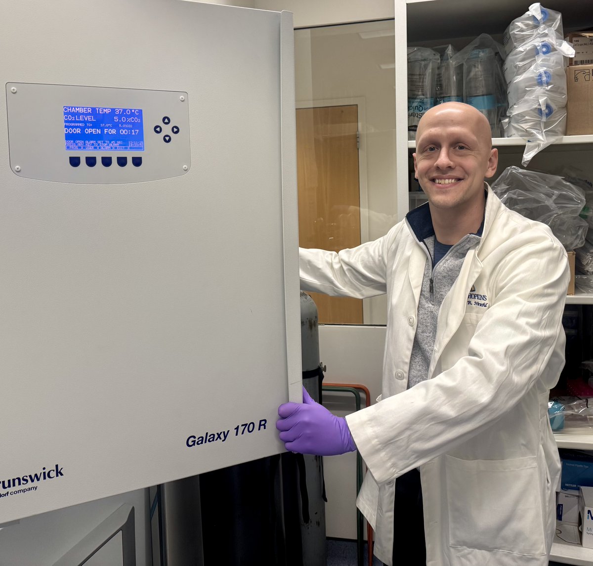 Zarif_Lab's tweet image. Welcoming new additions to the @Zarif_Lab Dr. Mei Fong Ng (Postdoc Fellow), Dr. Ben Murter (Postdoc Fellow) and research Tech Neha Sane. Each is working on elucidating how macrophages drive therapeutic resistance in metastatic castration-resistant prostate cancer.