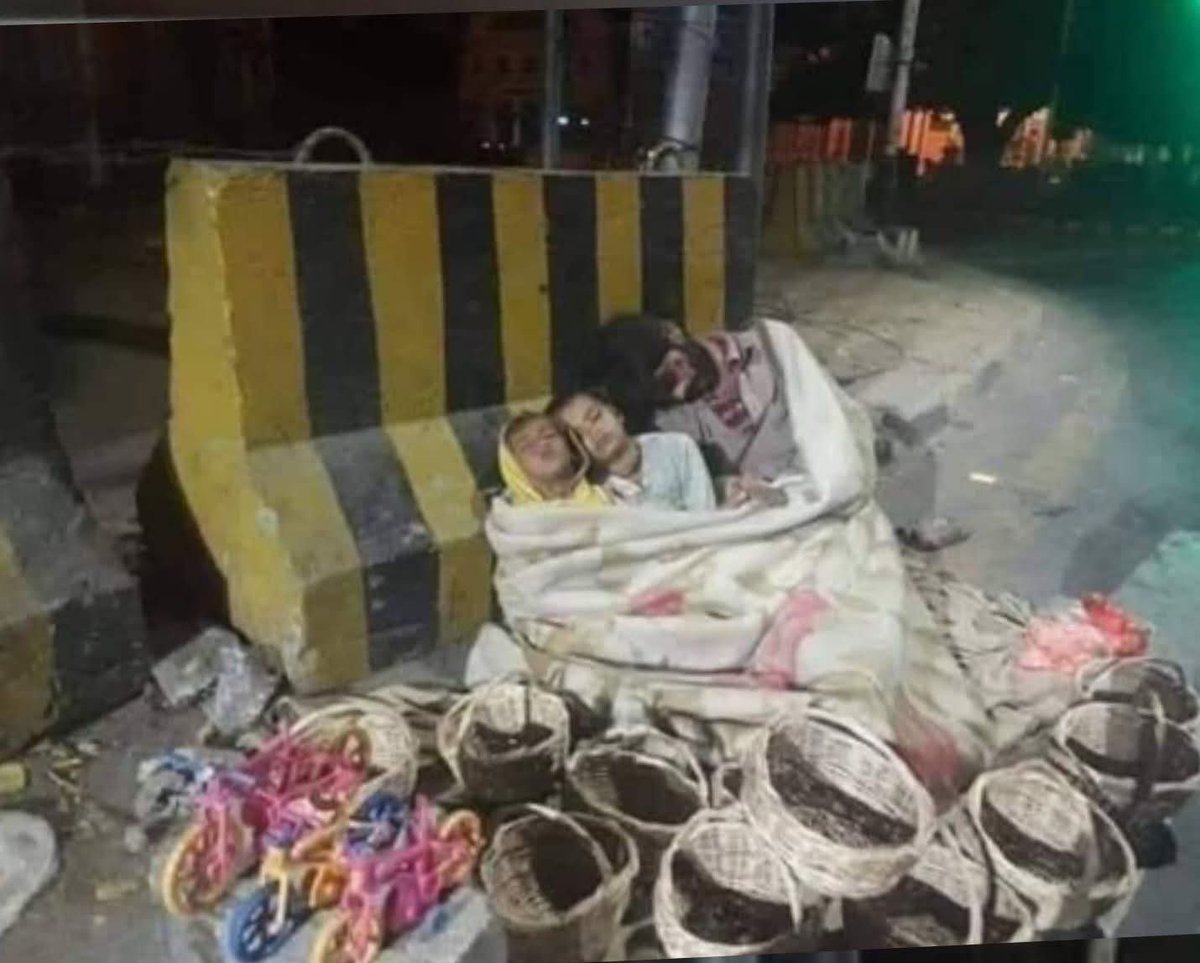 کاش کوئی ترمیم غریبوں کے لئے بھی لائی جاتی ہر ترمیم صرف امیروں کے لیے ہے
اس غریب کے لیے کوئی نہیں اللہ کے سوا  
کوئی ان غریب بے یارو مددگار کے سکون آرام اور دو وقت کی روٹی کیلیے بھی کوئی ترمیم پاس کردو۔