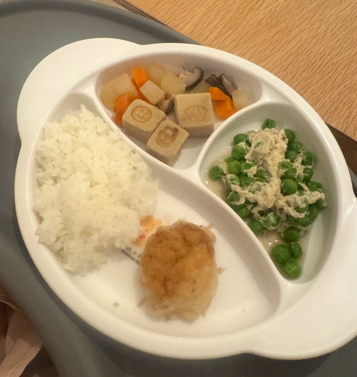 honefuki's tweet image. お子が帰ってきてからずっとおなかすいたとうるさいのでまだ6時にもなってないけど晩御飯😅
豆腐と鶏肉のナゲットとえんどう豆の玉子とじ、高野豆腐と野菜の炊いたんで和風な夕飯にしたー😌