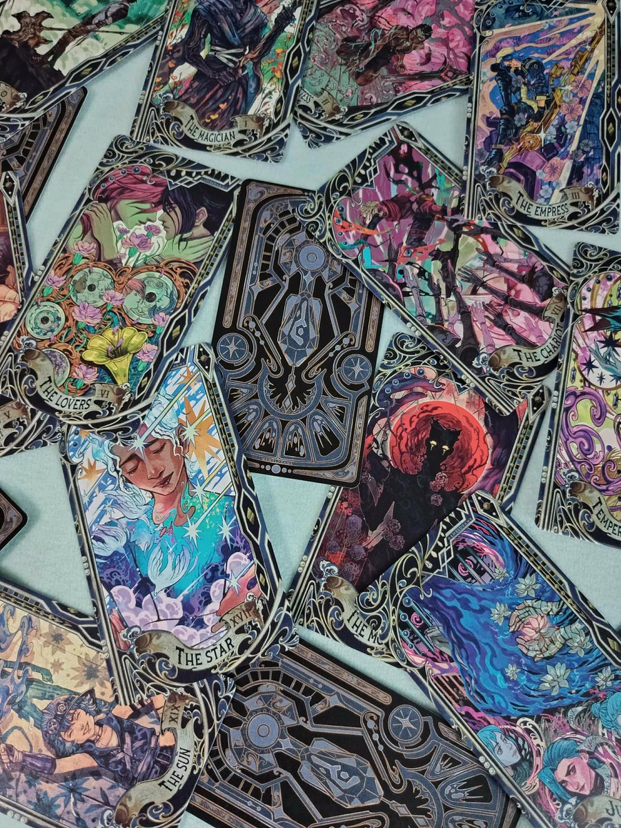 emeldraws's tweet photo. Thanks for the love on my Arcane Major Arcana series! It’s now available on my shop for preorder. The set also comes in two sizes: standard and large and will have a box casing ✨

🌿 https://t.co/1QNHz36s6H https://t.co/bQxQxWiNoY