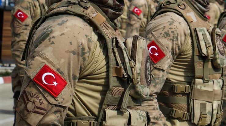 Bizim için gözlerini kırpmadan can veren, bizim çocuklarımız güven içinde yaşasınlar diye kendi çocuklarının yetim kalmasını göze alan birileri var.

Uzman Çavuşlardan bahsediyorum, bugün onların günü. 

12 Kasım Uzman Çavuşlar günü Kutlu olsun.

#UzmanÇavuş