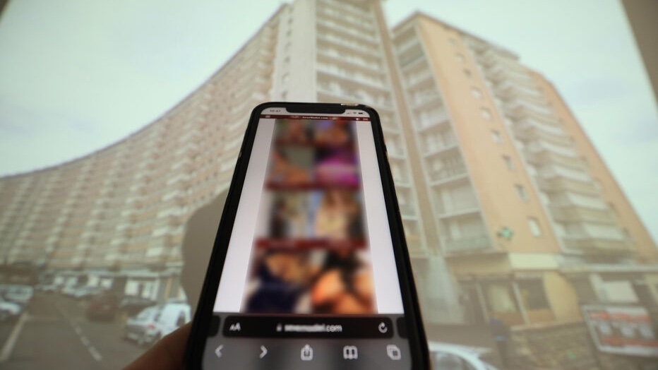 🔴 FLASH - #Villepinte : Un réseau de prostitution démantelé.

👉 25 appartements en Île-de-France, des dizaines d’annonces et 7 victimes identifiée… Un jeune, âgé de 17 ans, dirigeait le réseau depuis une cellule de la prison avec deux complices. (Lp) #SeineSaintDenis