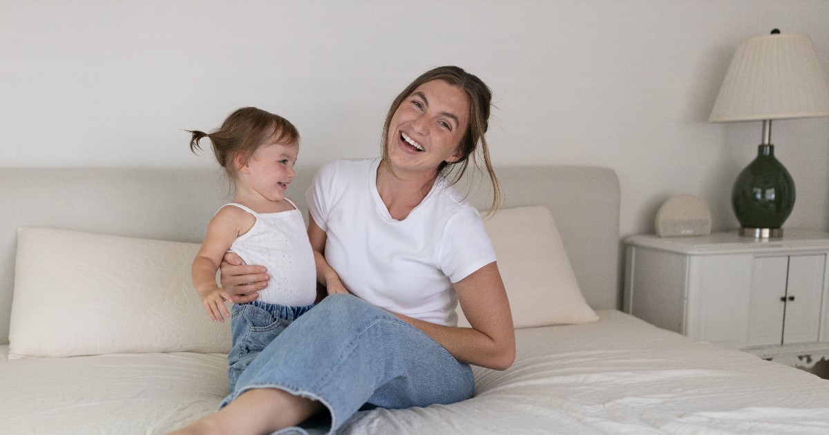 Happsy families know – the best moments are the simple ones. 🧡

Laughs, snuggles and a safer sleep space to enjoy them in. 

happsy.com/sale
[ 📸IG: carleygracehall ]
#HappsyLife #MattressInABox