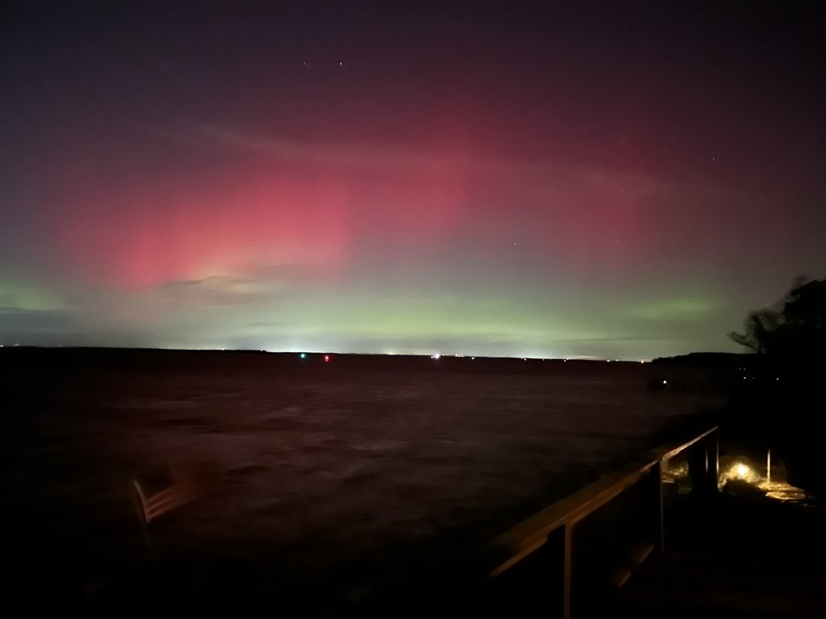 S_Mathuin's tweet image. Da northern lights made it to the Chesapeake Bay! They must be following alla da boats headed South.