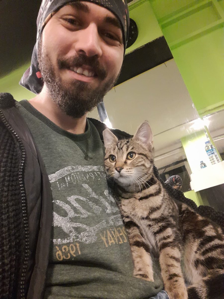 Fotoğrafta gördüğünüz kişi abim Samet Özgül. 

Gazi Üniversitesi öğrencisi ve motokurye olarak çalışan Samet, 5 Kasım 2022’de Ankara’da trafikte uyardığı üç kişi tarafından canice katledildi. Sabıkalarında uyuşturucu dahil 20 ayrı suç olan iki kişi serbest bırakıldı, baş failin