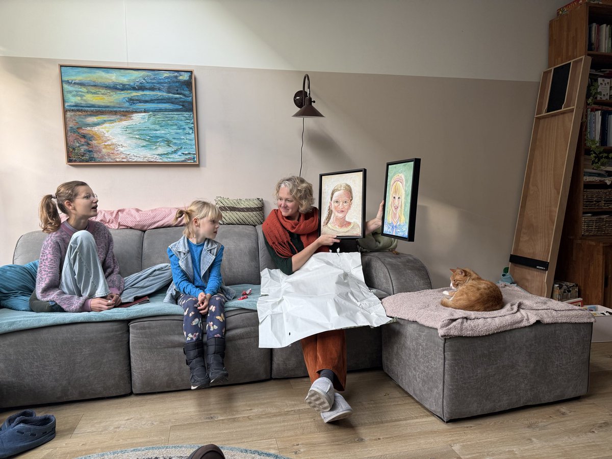 JanZwemer's tweet photo. Vandaag is dochter Laura jarig.
Bijzonder ook om haar het cadeau aan te bieden van de twee schilderijen van hun dochtertjes Anna en Meike. Twee stralende meiden die je laten stralen als je ze schildert en wanneer hun ogen contact maken. 
Blij maken, maakt blij!! https://t.co/uffTrfhYvZ