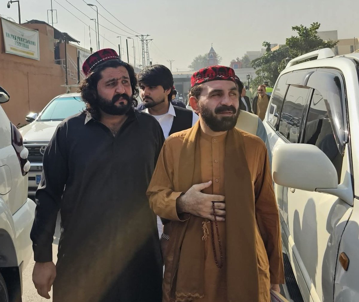 SamadKhan4578's tweet photo. پی ٹی ایم کے رہنما نوراللہ ترین اور حنیف پشتین کو پی ٹی آئی پختونخوا کی صوبائی اسمبلی میں منعقدہ امن جرگے سے واپسی پر کے ایف سی کے سامنے سے چار گاڑیوں میں آئے سادہ کپڑوں والے افراد نے اغوا کر لیا ہے۔  
اگر ان کو کچھ ہوا نہ تو ان کا ذمدار صوبائی حکومت ہوگی #WhereIsPTMDelegation https://t.co/mTZXUwZ6SM