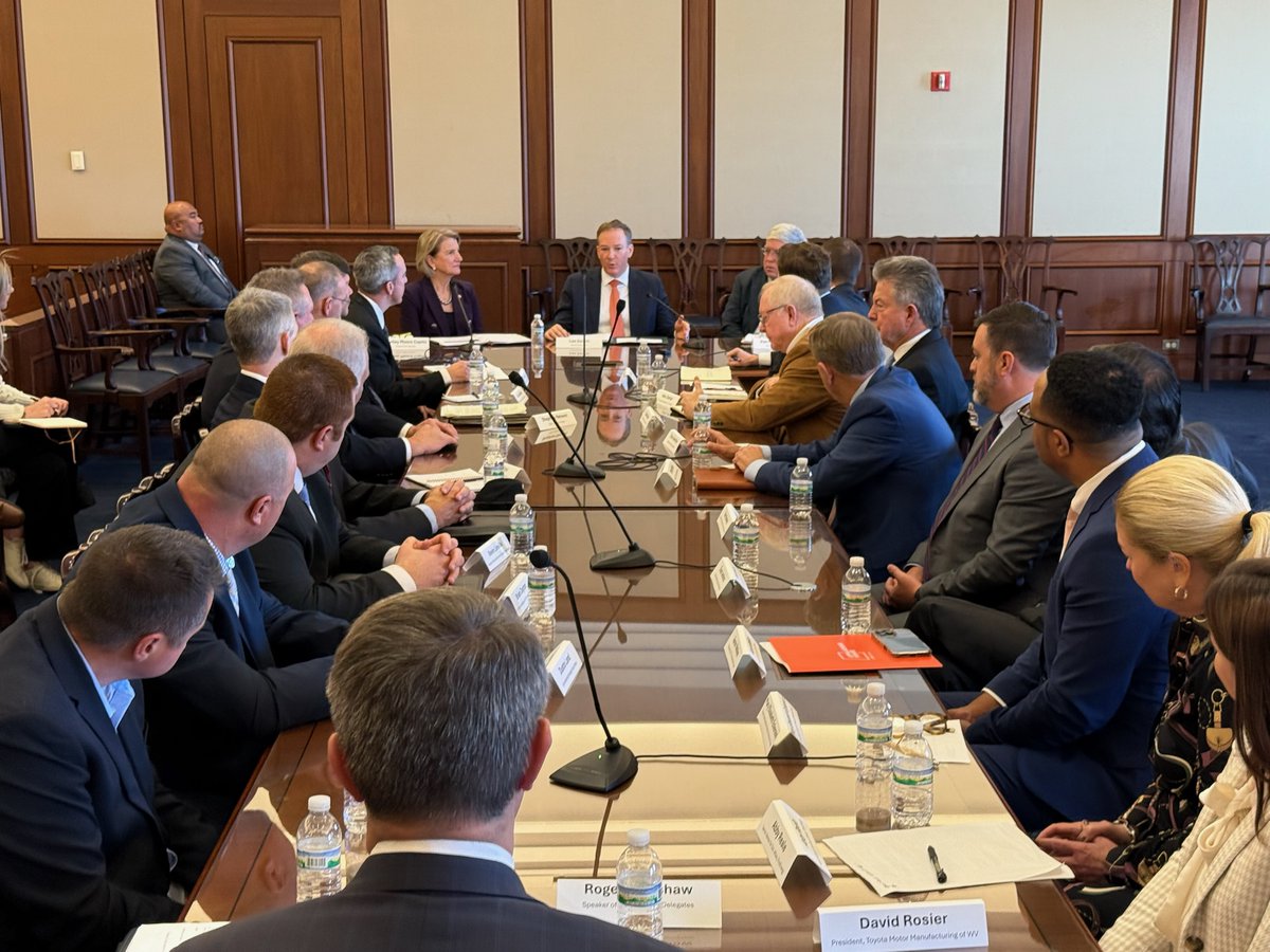 SenCapito's tweet image. This morning, @EPALeeZeldin and I held a WV Energy &amp;amp; Manufacturing RoundTable in Charleston, where we heard directly from industry leaders about the improvements they’ve seen under President Trump’s leadership.

WV’s energy and manufacturing sectors are key pillars of our state’s