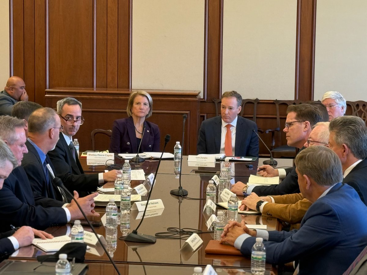SenCapito's tweet image. This morning, @EPALeeZeldin and I held a WV Energy &amp;amp; Manufacturing RoundTable in Charleston, where we heard directly from industry leaders about the improvements they’ve seen under President Trump’s leadership.

WV’s energy and manufacturing sectors are key pillars of our state’s