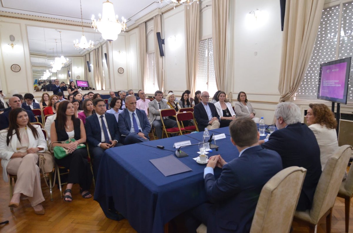 Senado_BA's tweet image. 🏛️ Jornada de Capacitación “Investigación de delitos sexuales contra las infancias en el ecosistema digital: Avances y desafíos”

📌@magariovero recibió al Procurador General de la Suprema Corte de Justicia, Julio Conte Grand, y a los senadores @AlexCampbellOK y @meugeniagil