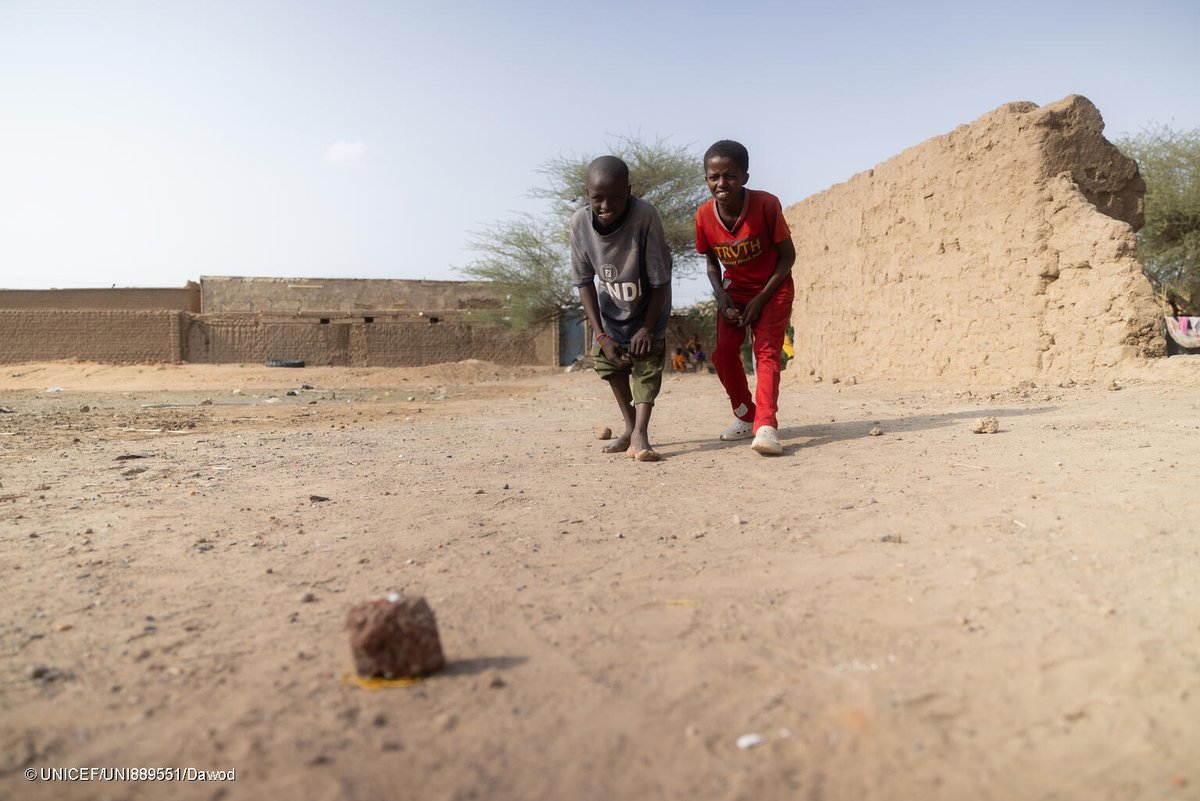 UNICEF's tweet photo. Azuz, 13, and his family fled violence in Al Fasher and have sought safety in northern Sudan at a site for people who are internally displaced.

As keen students, he and his siblings are catching up on lessons through a UNICEF-supported alternative learning programme.

Read his story here: https://t.co/jljy6FxuJT

Ceasefire NOW.