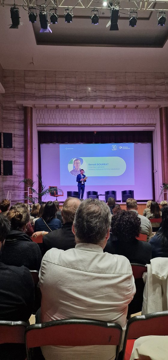 linda_djebbar's tweet image. C&apos;est parti pour le lancement de la soirée pour fêter les 30 ans du concept #pimmsmediation !
Faciliter le lien entre les habitants et les institutions, toujours d&apos;actualité #fracturenumerique #liensocial #demarchesadministratives